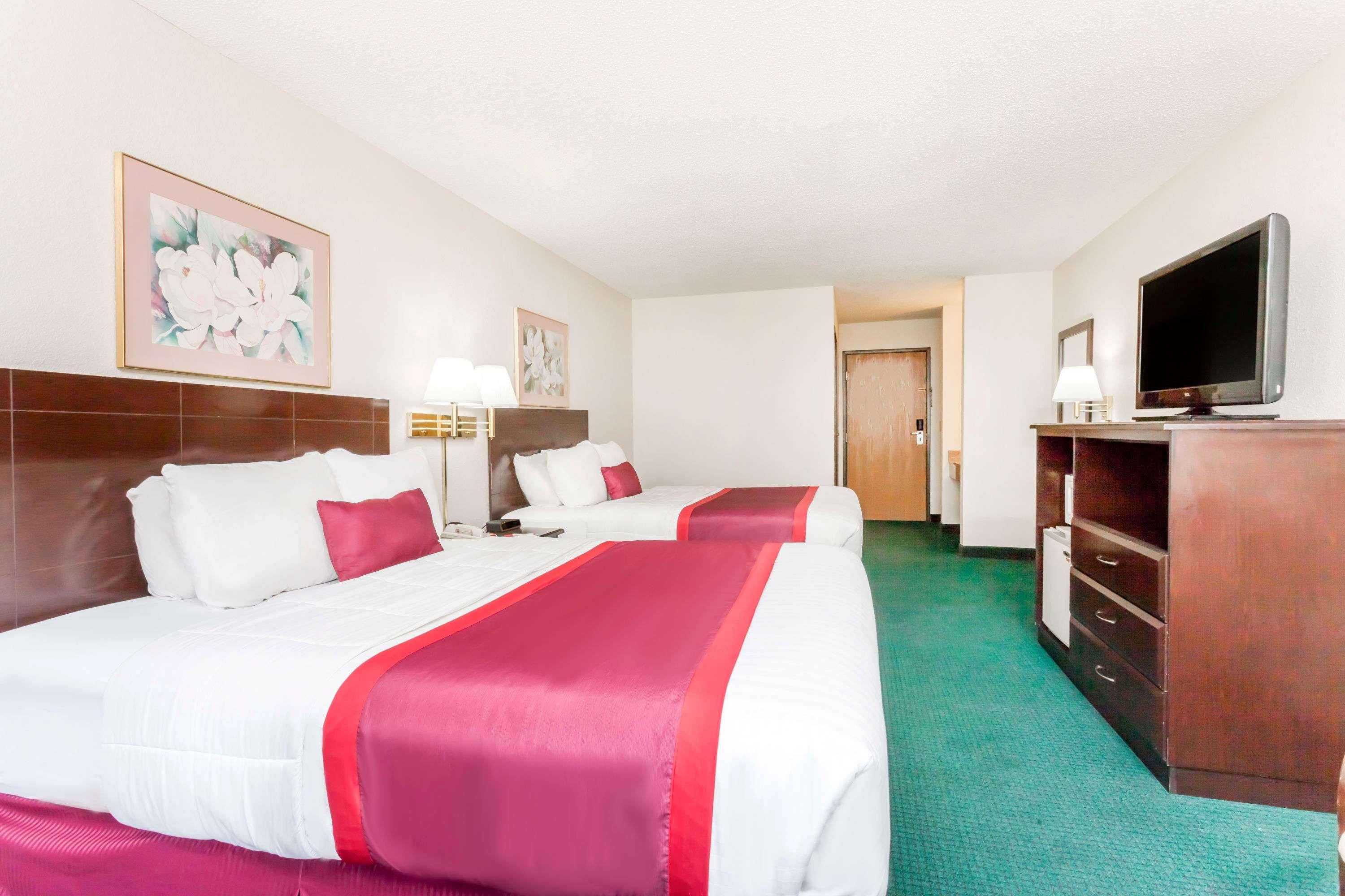 Ramada By Wyndham Tell City Eksteriør bilde