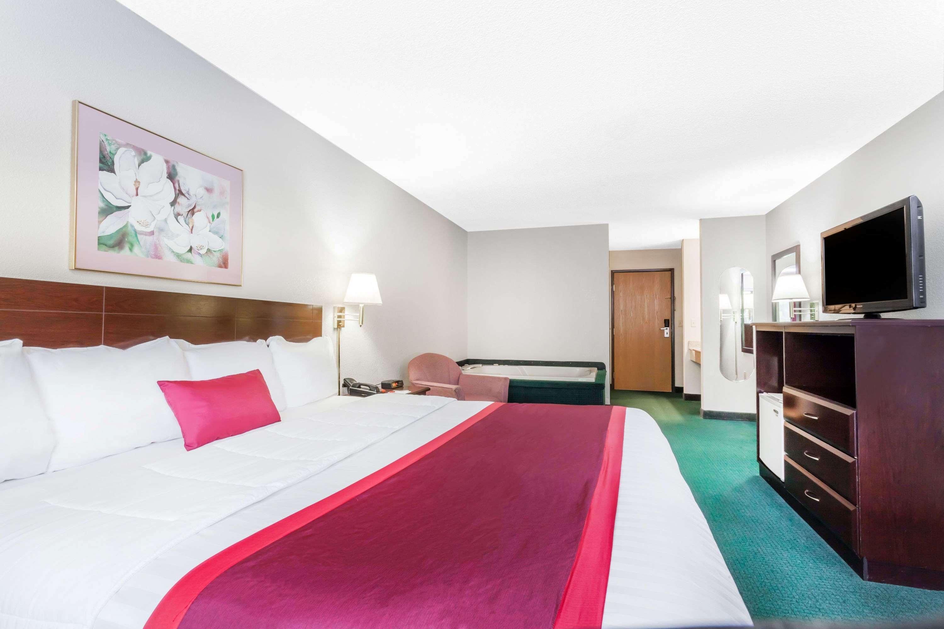Ramada By Wyndham Tell City Eksteriør bilde