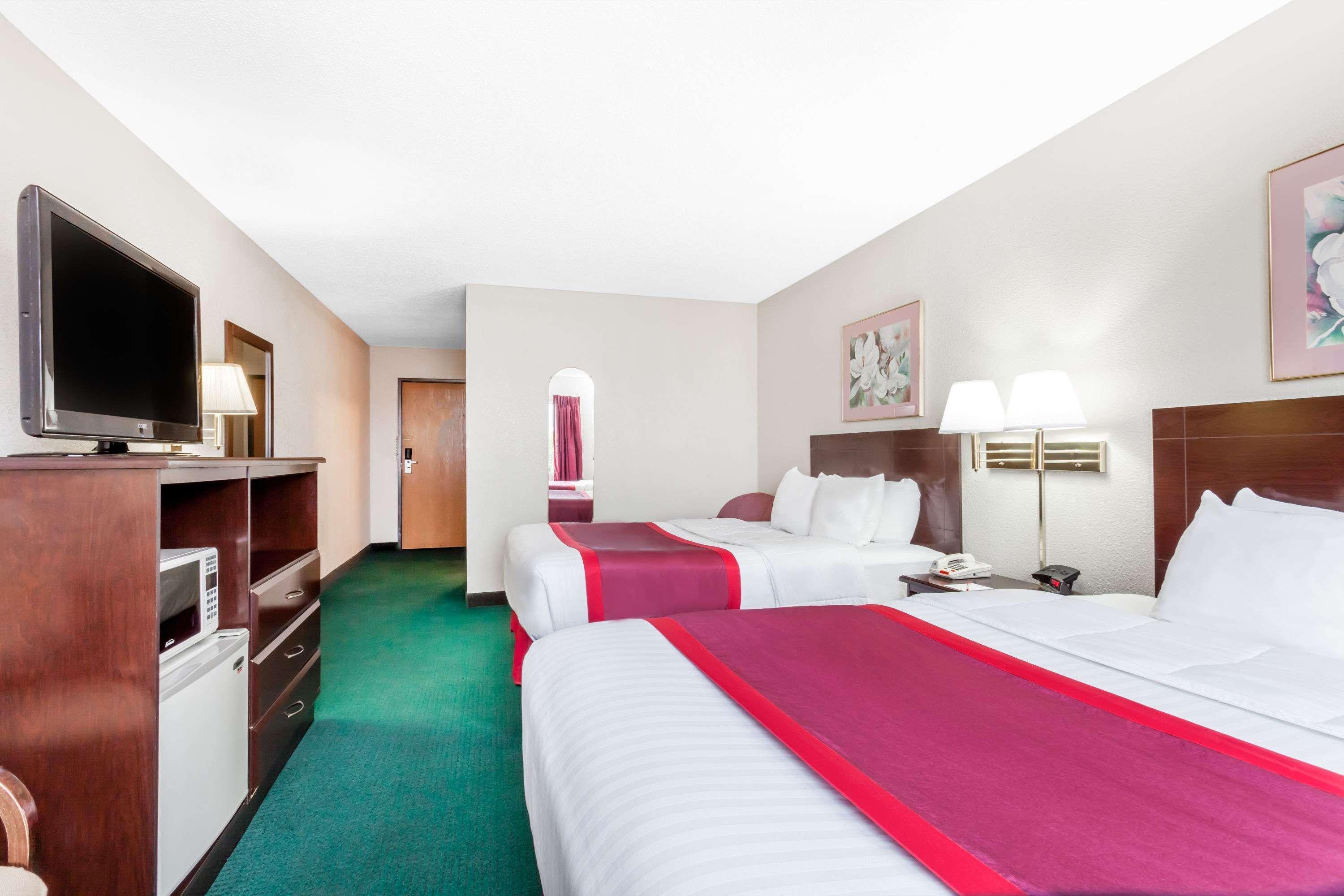 Ramada By Wyndham Tell City Eksteriør bilde